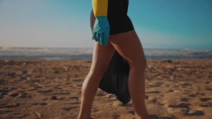 女环保主义者在海滩上捡垃圾