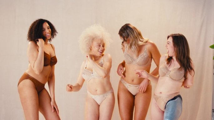 一群不同的女性朋友一个穿着内衣的假肢促进身体的积极性