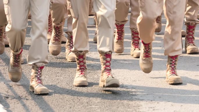 军官们穿靴子，带红鞋带。勇敢的军人。