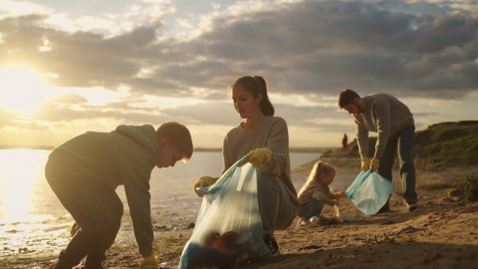 生态意识和环境保护，儿童和家长收集海岸垃圾