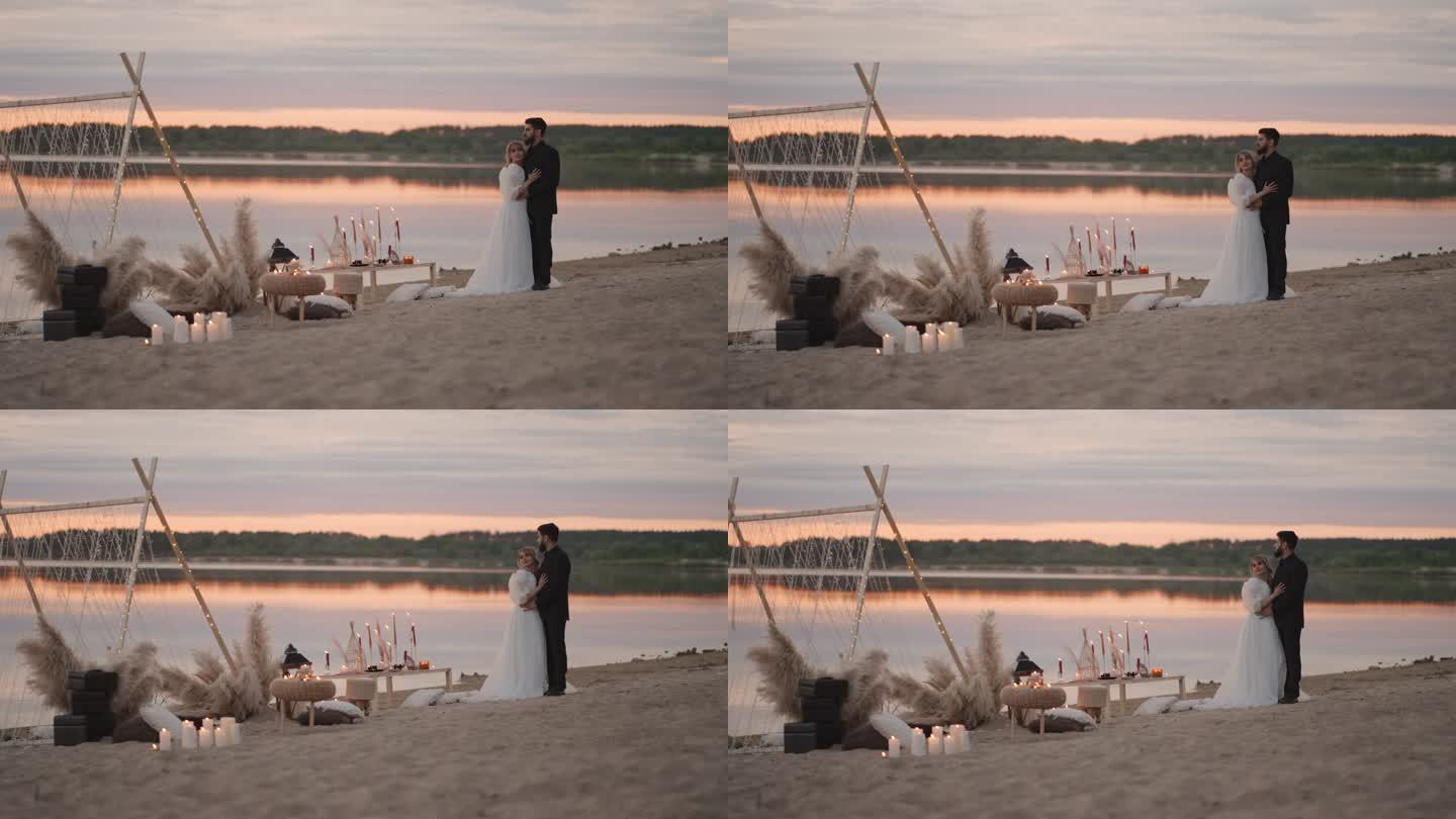 在夕阳下的沙滩上，一对幸福的新婚夫妇举行了婚礼，男人和女人拥抱在一起