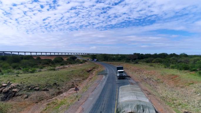 公路运输 高速行驶 铁路修建