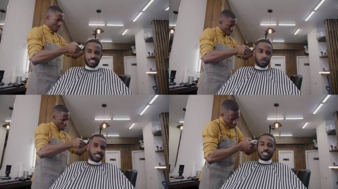 在理发店里，当理发师用机器刮胡子时，快乐的小伙子谈笑风生