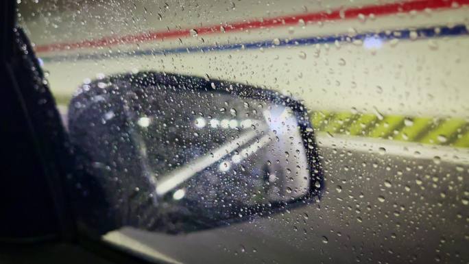 雨天车窗后视镜雨滴氛围感镜头