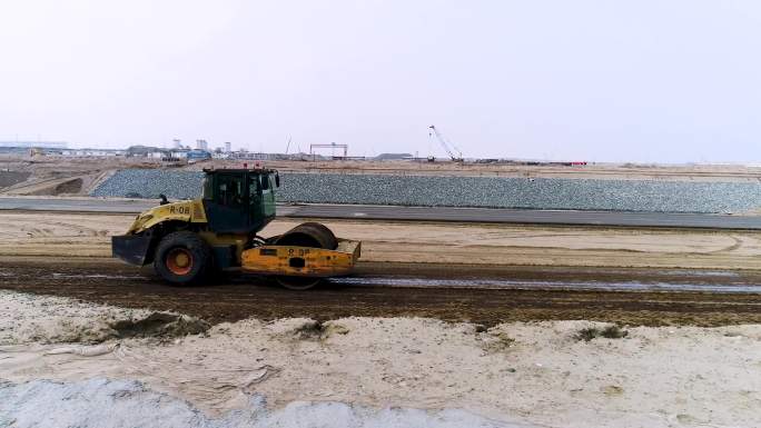 工业基地 修建公路 沙漠骆驼