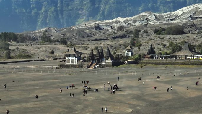 印尼布罗莫火山附近的游客鸟瞰图
