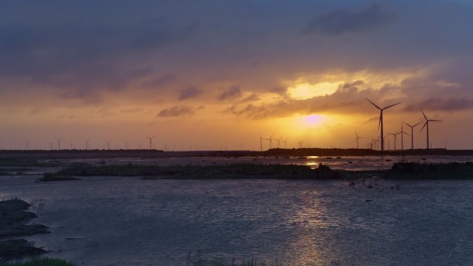 海边夕阳下的风力发力站 风力发电 夕阳