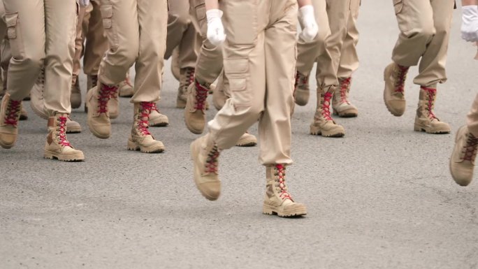 军用麂皮靴。胜利游行。红鞋带。三月慢动作