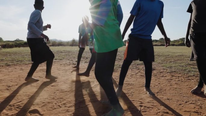 贫困。缓慢的运动。贫穷的非洲黑人儿童在城镇贫民窟踢足球