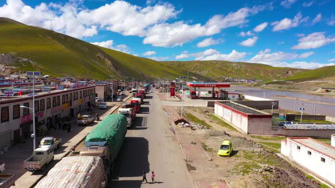 国道排队的货车  物资保障 重型卡车