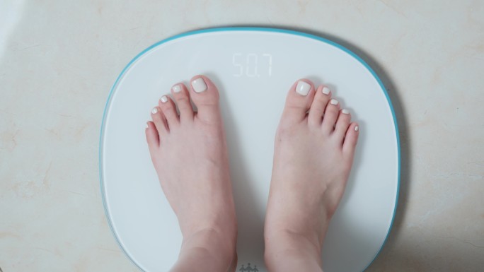 女性使用通过电子秤量体重