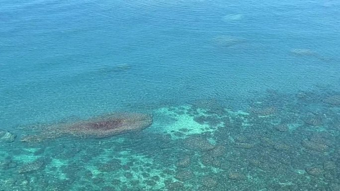 海水海水清澈，水面荡漾，碧蓝碧绿，海景美丽。