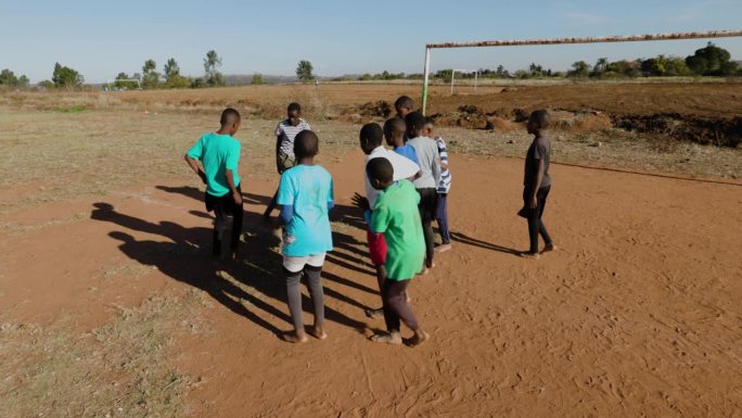 贫困。贫穷的非洲黑人儿童在城镇贫民窟踢足球