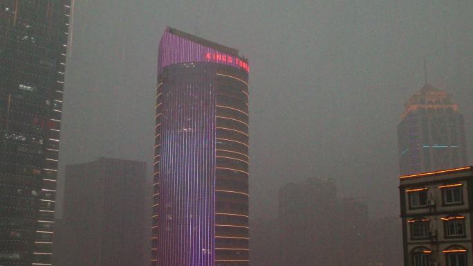 暴雨中的城市大楼