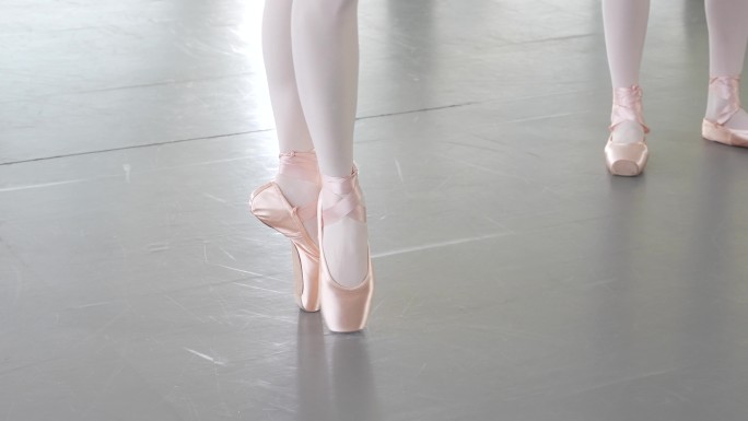 芭蕾舞学生双人脚部动作练习