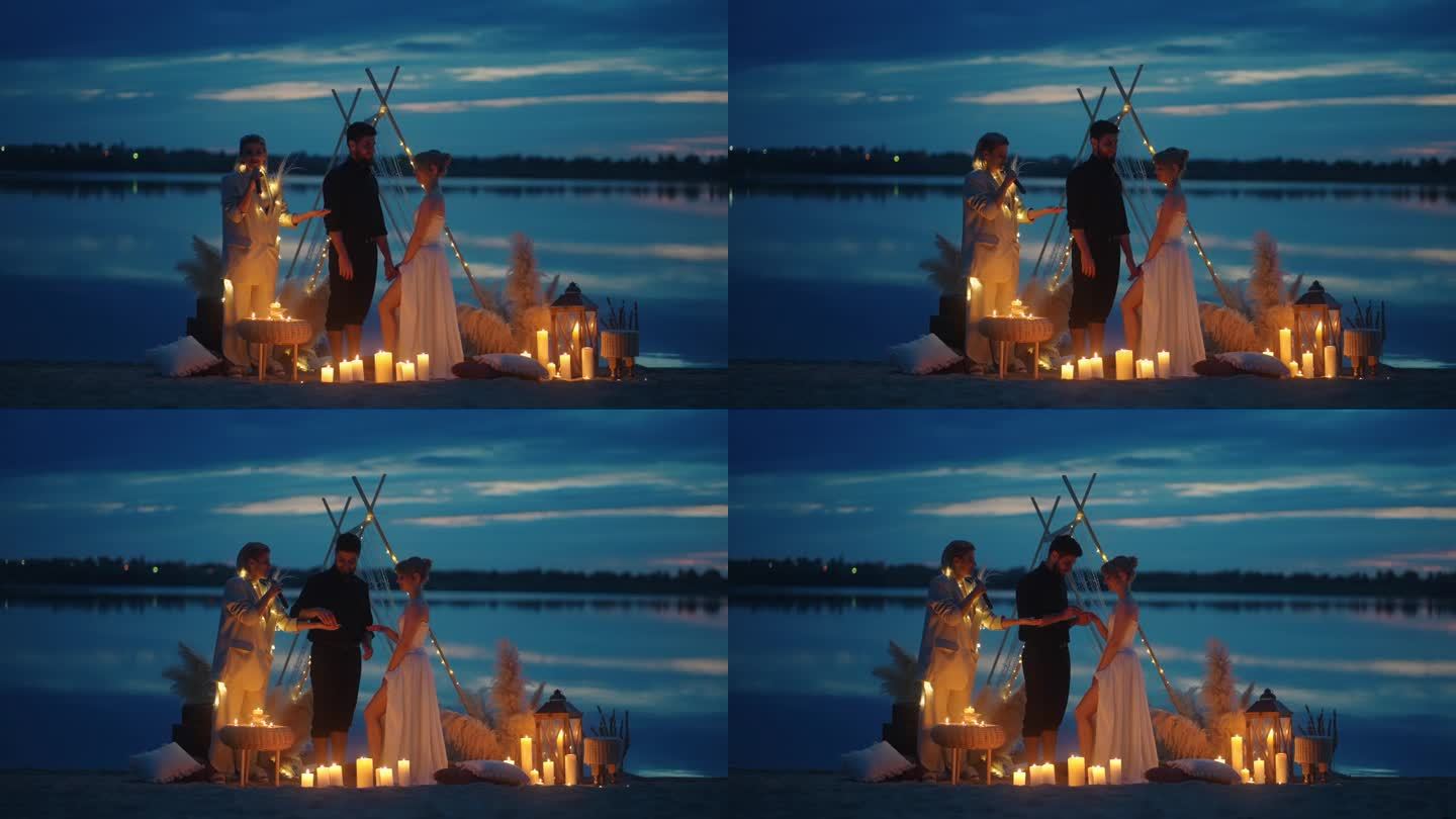 日落后湖边浪漫的婚礼，新娘和新郎的剪影