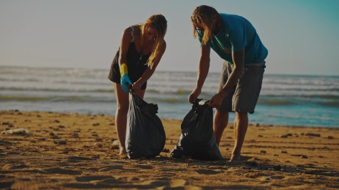 一男一女在海滩捡垃圾
