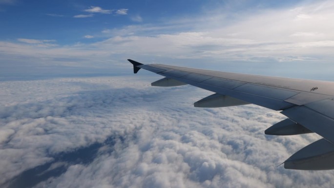 窗外景色:飞行中的飞机窗外的景色