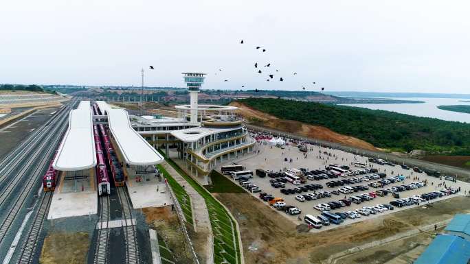 公路运输 高速行驶 铁路修建