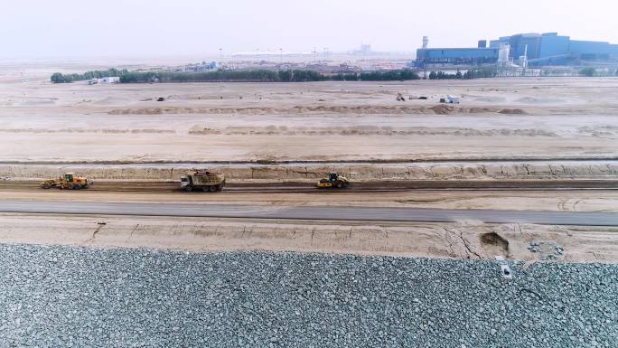 工业基地 修建公路 沙漠骆驼