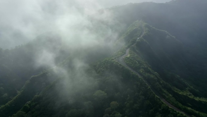 鸟瞰山坡上的道路，山的最高点在完全被森林覆盖的山脉中是美丽的，克卢德火山和蓝色的火山口，克卢德火山，