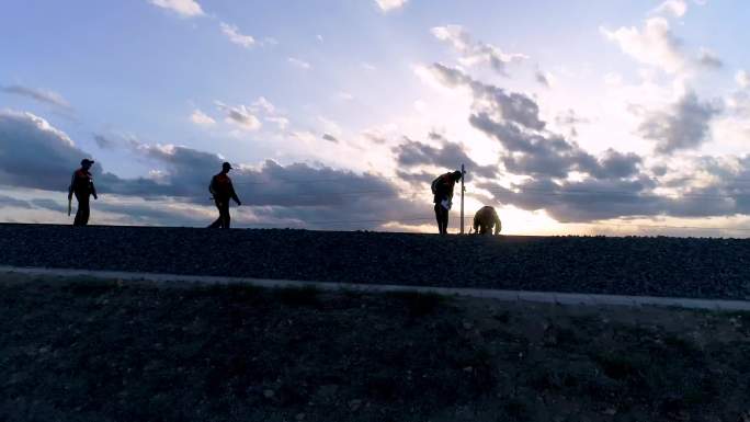 公路运输 高速行驶 铁路修建