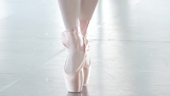 芭蕾舞学生单人脚部动作练习