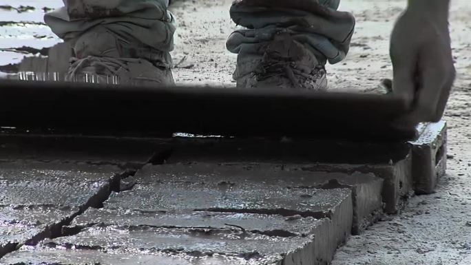 在阿根廷的圣地亚哥德尔埃斯特罗省，工人正在用泥土和有机材料制作土砖、湿泥砖。近距离，4K分辨率。