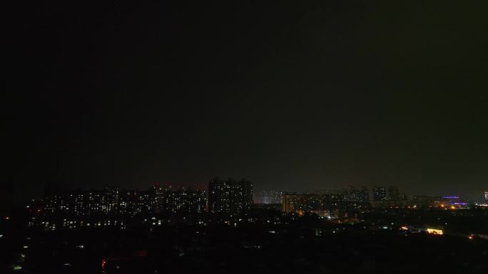 城市上空闪电夜晚暴雨来临4k