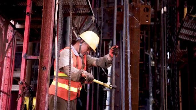 电焊技术 工人工作 中铁建设