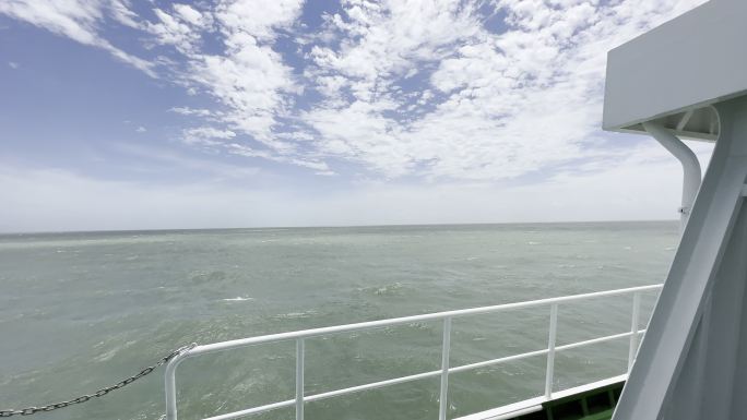 大海上航行的轮船上视角拍船侧面的风景