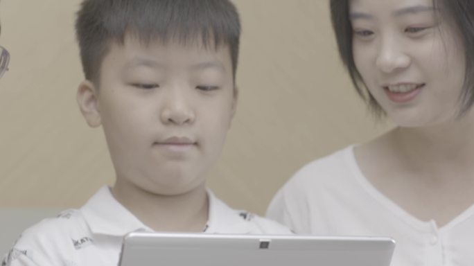 家长利用平板电脑辅导孩子功课