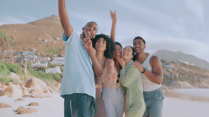 一对朋友，海滩和快乐的自拍一起在度假或暑假。在南非社交媒体上，一群不同的男人和女人打着和平的手势，疯