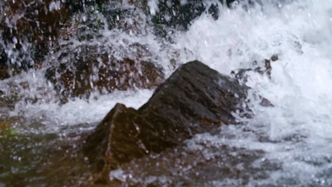 河边流水河流河水小溪流体液体水流慢动作美