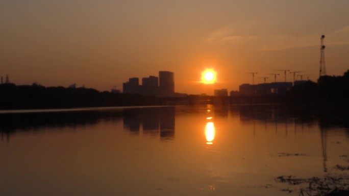 河边日出黎明凌晨水边水天一色东方红太阳升