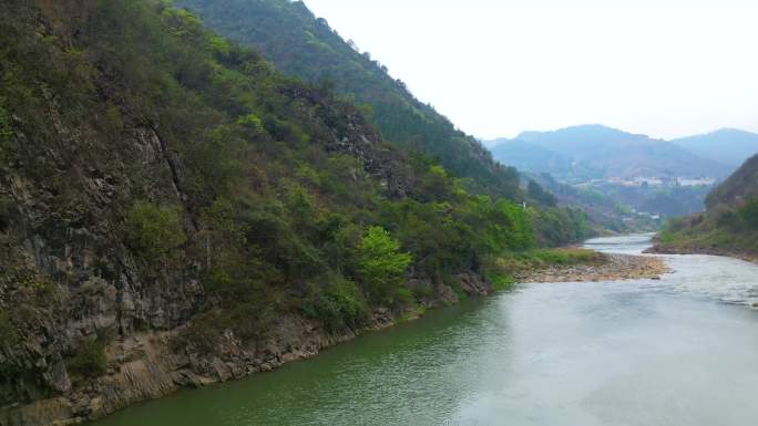 赤水河谷湍流河水近景