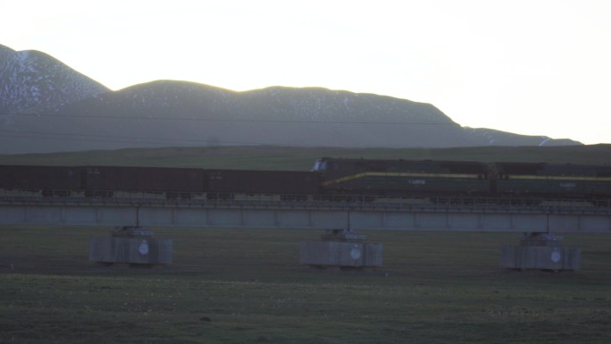 日落西山草原夕阳草原清晨阳光火车穿过草原