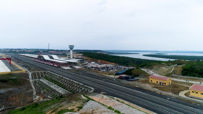 公路运输 高速行驶 铁路修建