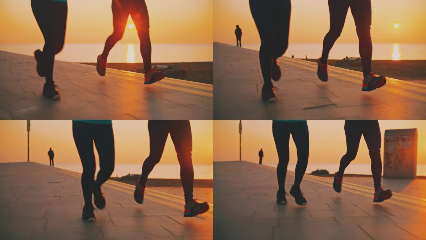 女性朋友在散步道上慢跑的照片。日出时大海田园诗般的景色。他们在黎明时分锻炼身体