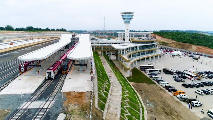 公路运输 高速行驶 铁路修建