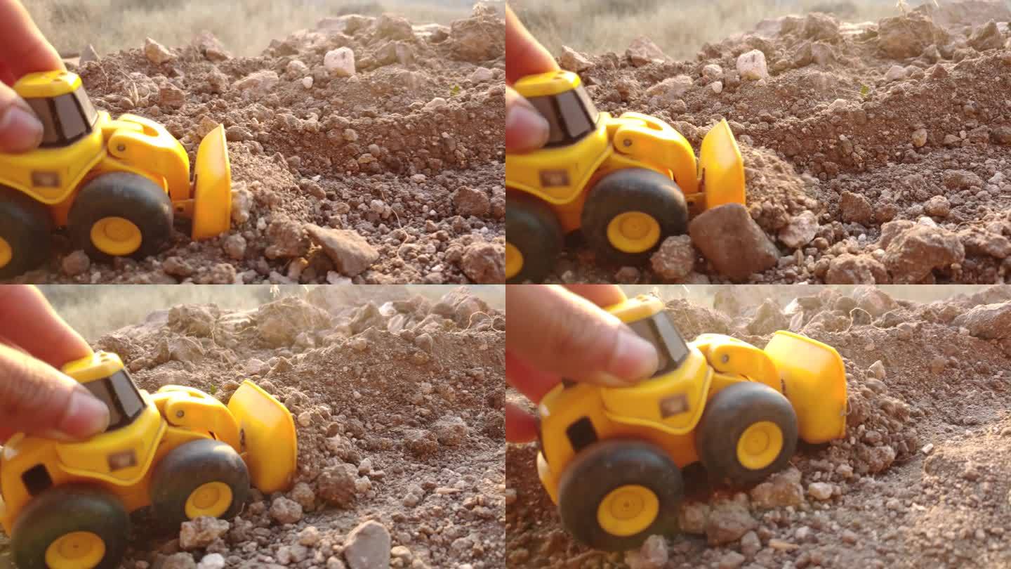在地上玩玩具挖掘机