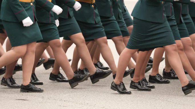 Femeinist权利。女兵在走路。美丽的女军人。军队制服