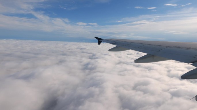 窗外景色:飞行中的飞机窗外的景色