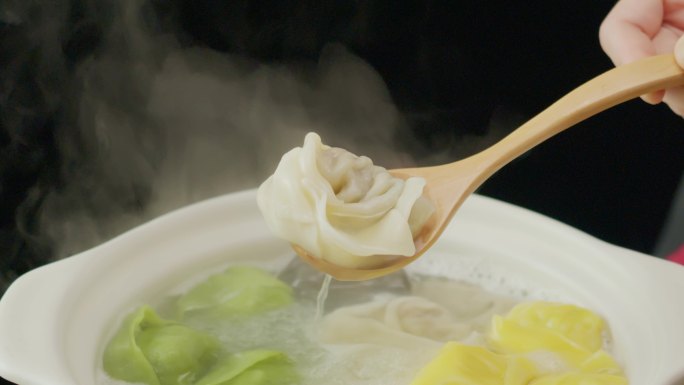 水饺 馄炖 五彩水饺 煮水饺  挖起水饺