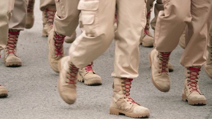 军官们穿着靴子行进。军队阅兵。美国军鞋特写。