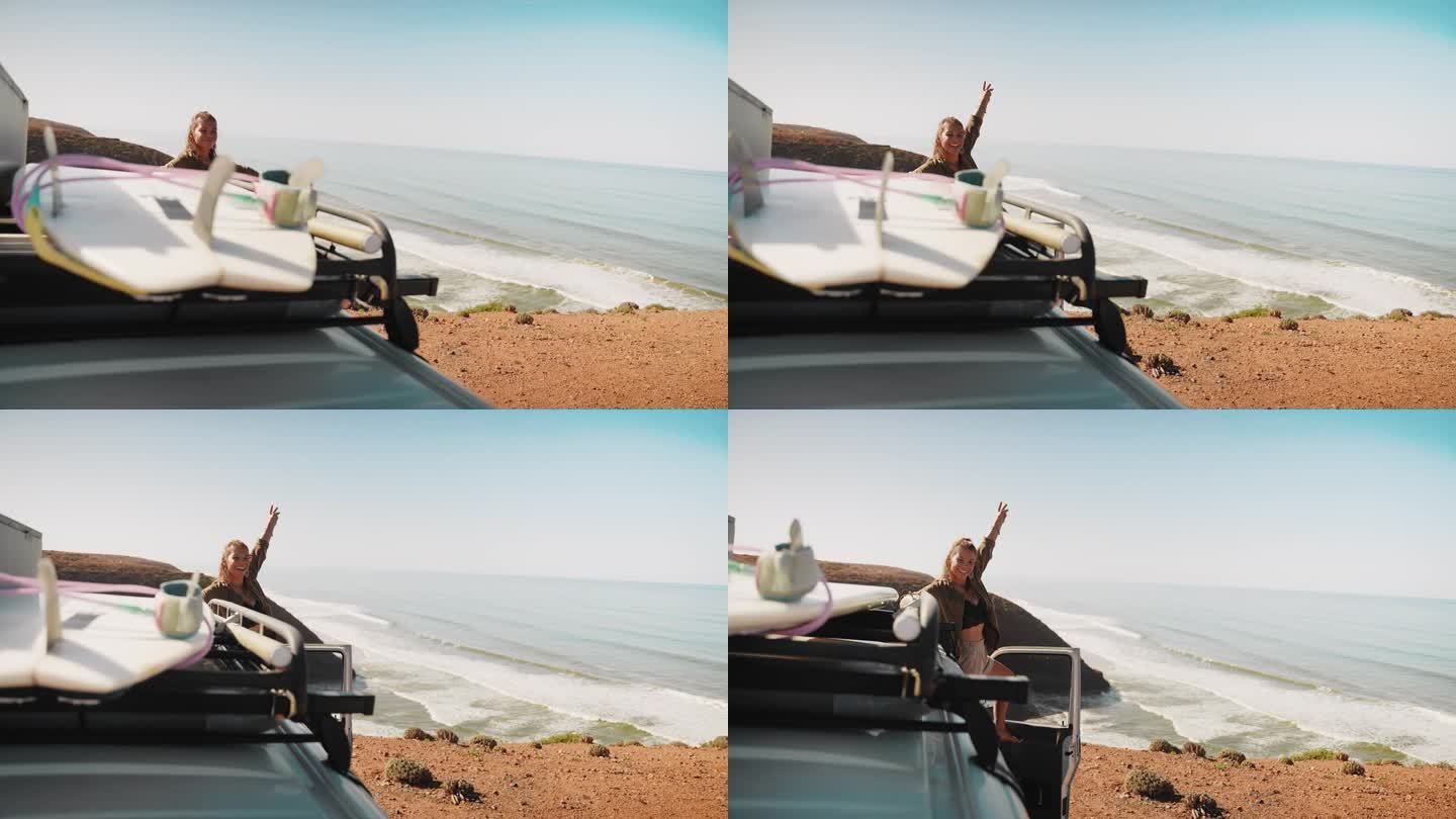 图为一名年轻女子在停在沙滩上的露营车的车门前摆姿势