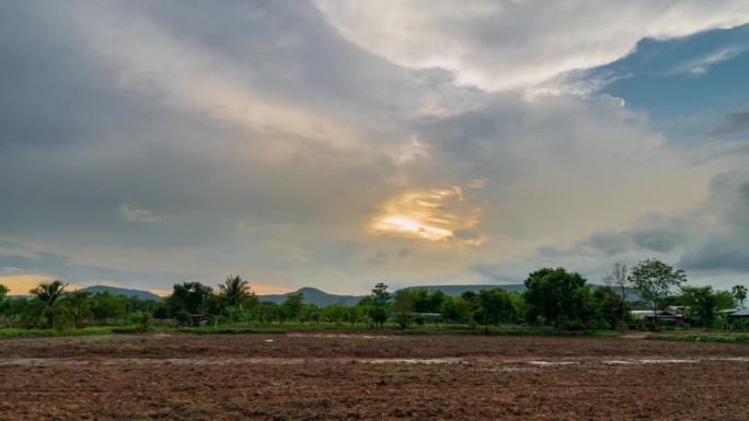 自然景物场和日落在农村与云移动，泰国，4K延时。