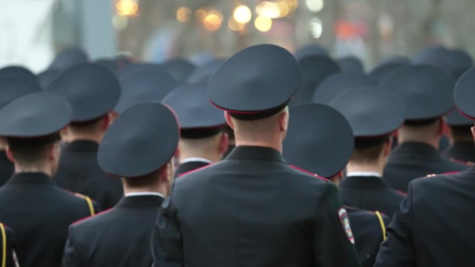 许多警察在游行。警察制服。军事力量。战争胜利阅兵