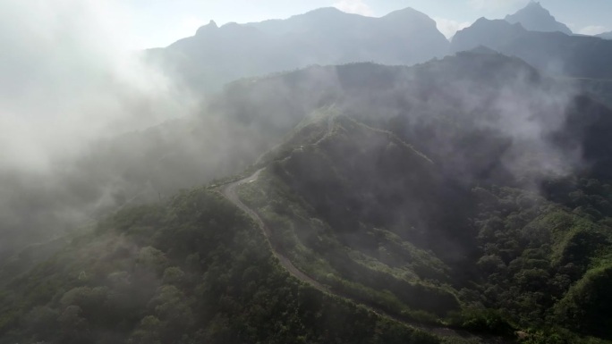 鸟瞰山坡上的道路，山的最高点在完全被森林覆盖的山脉中是美丽的，克卢德火山和蓝色的火山口，克卢德火山，