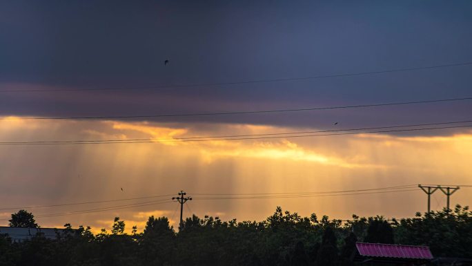 天边日落雨后金色耶稣光延时空境